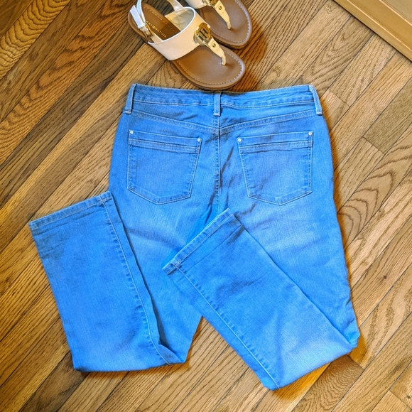 Bandolino Denim - Bandolino Millie cropped jeans size 6